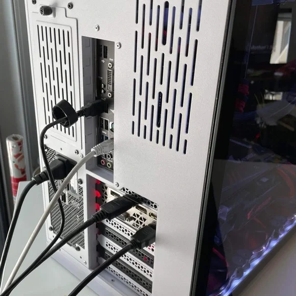 Desktop w/monitor or keyboard. - Picture 6 of 7